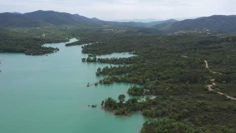 Luftaufnahme-Des-Lake-Saint-Cassien-Mit-Bergen-Im-Hintergrund,-Frankreich,-Var-Wasser